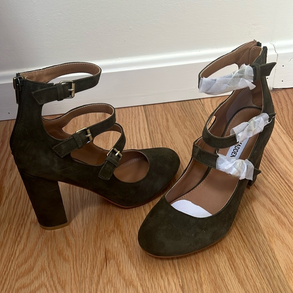 Steve Madden 6.5 M veronica suede pumps in olive .